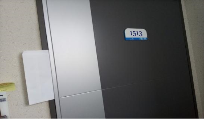 오피스텔 1513호 현관문 — 문 위에 호수 번호판이 붙어 있다
