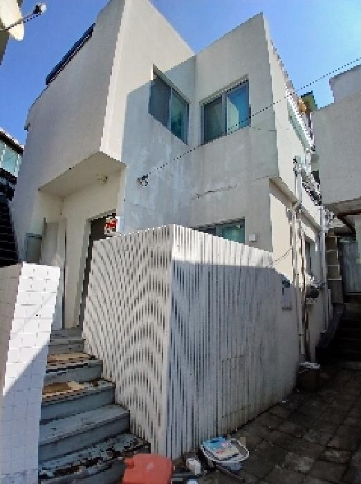 다가구주택 외관 — 흰색 외벽의 2층 주택과 앞쪽 계단·담장